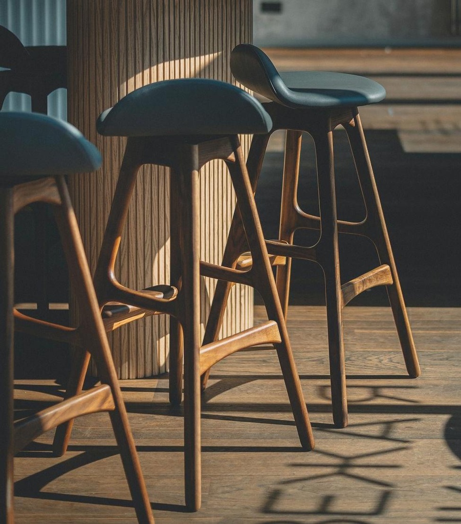 unsplash_a176kMQL47s_bar chair.jpg